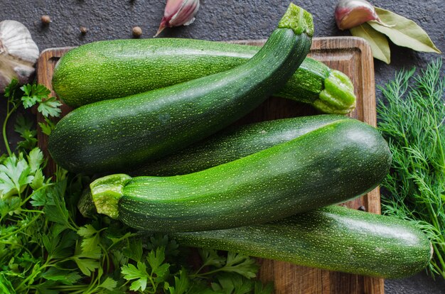 Zucchine ed erbe biologiche fresche