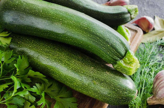 Zucchine ed erbe biologiche fresche