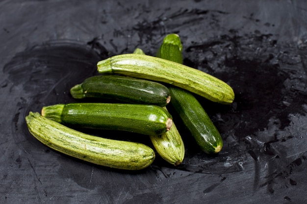 Zucchine fresche biologiche verdi.