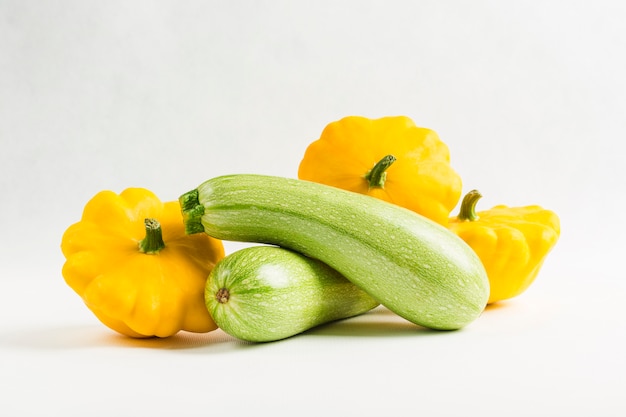 Zucchine fresche e zucche pattypan