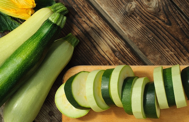 Zucchine fresche e zucchine a fette sulla tavola di legno, verdure di fattoria