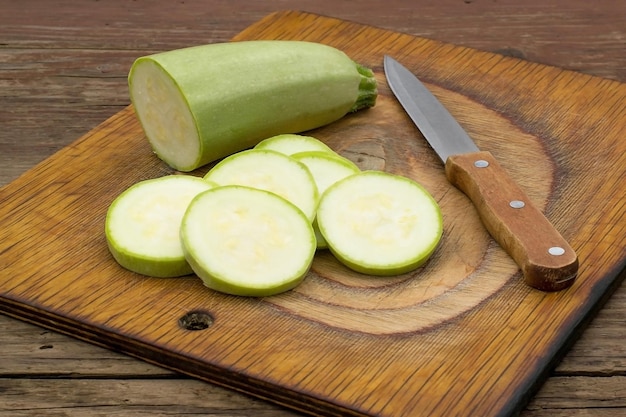 Zucchine fresche giovani tagliate a fettine sulla tavola per la preparazione