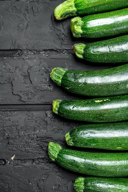 Zucchine fresche intere