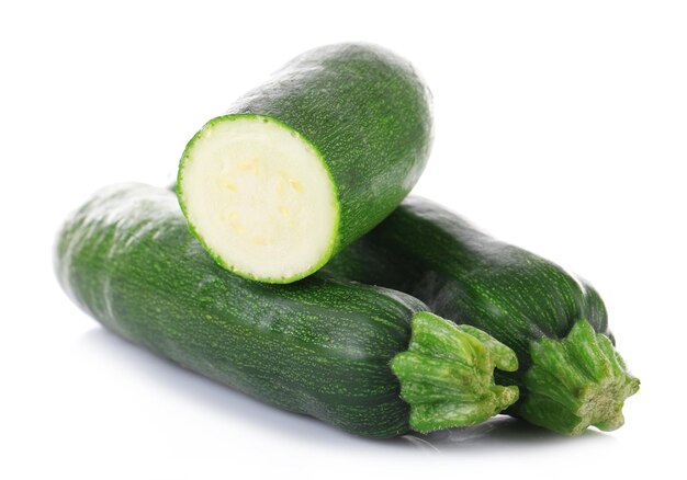 Zucchine fresche isolate su bianco