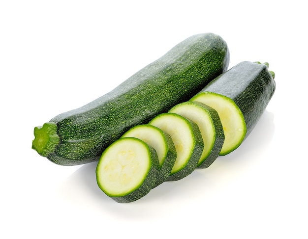 Zucchine fresche isolate su bianco