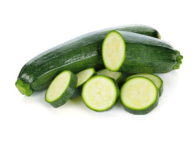 zucchine fresche isolate su bianco