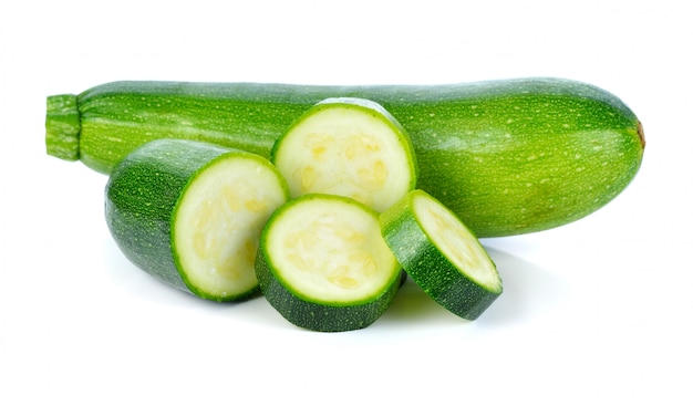 Zucchine fresche isolate su bianco