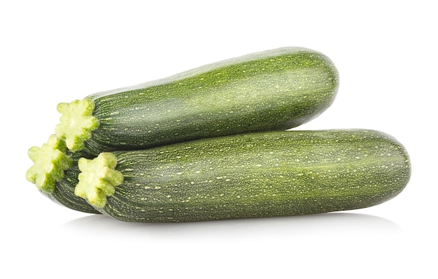 Zucchine fresche isolate su sfondo bianco