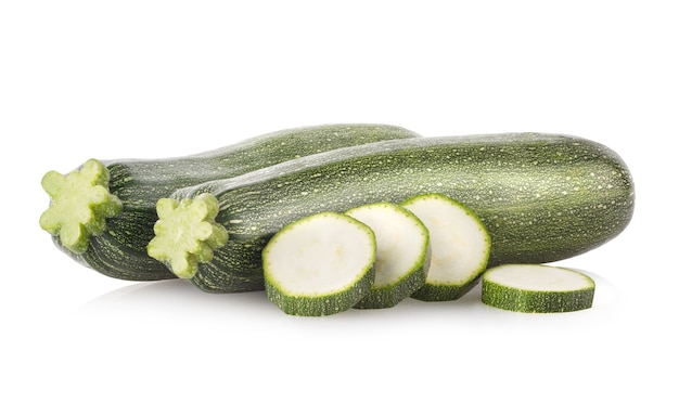 Zucchine fresche isolate su sfondo bianco