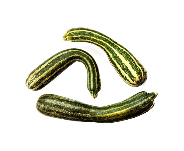 Zucchine fresche isolate su superficie bianca