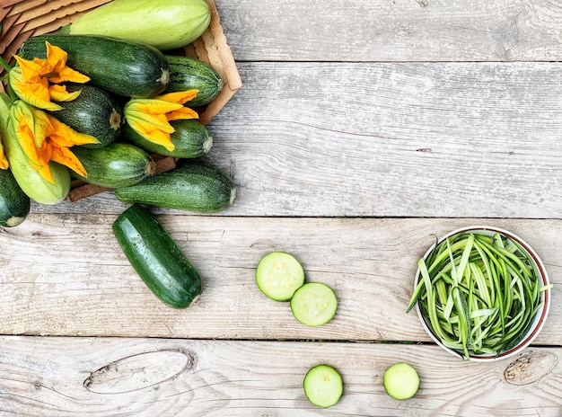 zucchine fresche, ortaggio estivo coltivato nell'orto di un contadino