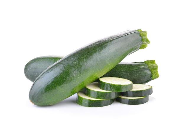 Zucchine fresche su bianco