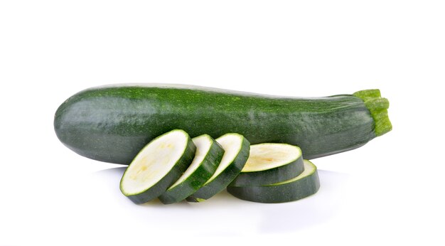 Zucchine fresche su sfondo bianco