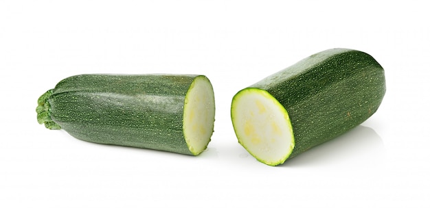 Zucchine fresche su spazio bianco