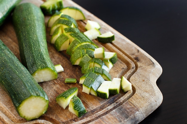 Zucchine fresche su una tavola di legno si chiuda