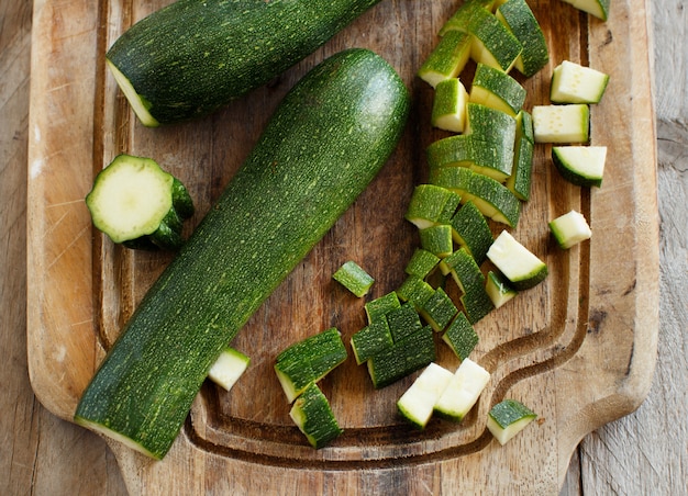 Zucchine fresche su una tavola di legno vista dall'alto