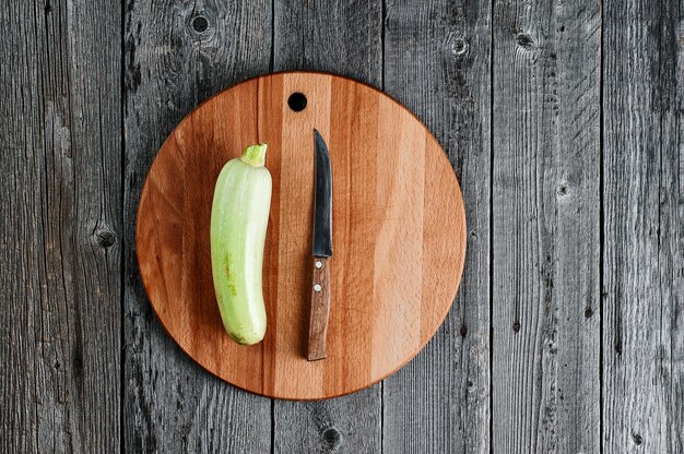 Zucchine fresche sul di un tagliere.