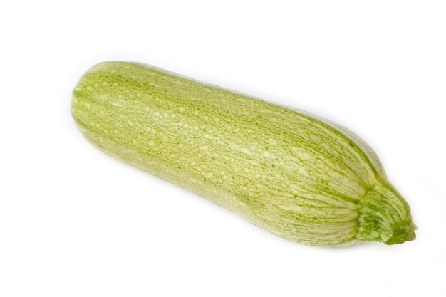 Zucchine fresche verdi su sfondo bianco