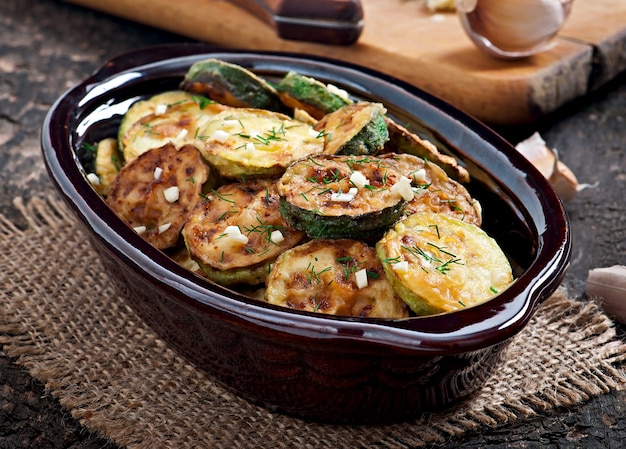 Zucchine fritte in una vecchia ciotola di ceramica