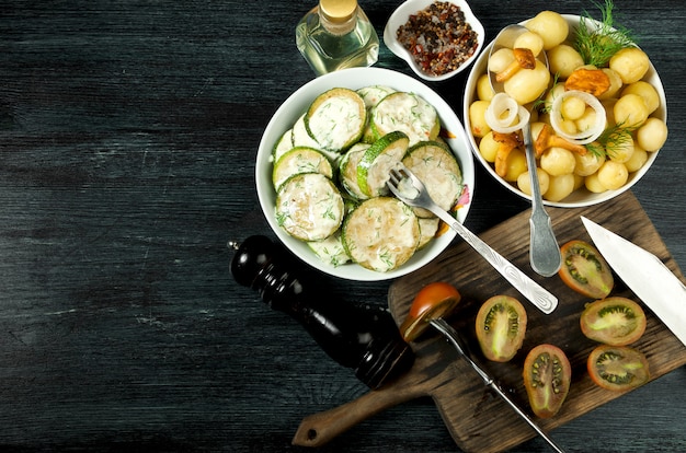 Zucchine fritte, patate bollite con aneto e funghi gallinacci fritti con cipolle dorate