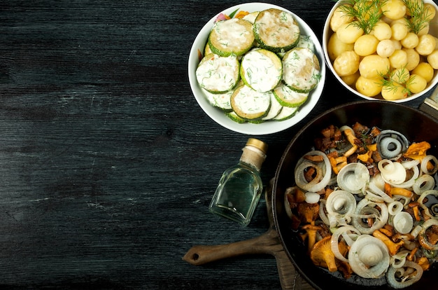 Zucchine fritte, patate bollite con aneto e funghi gallinacci fritti con cipolle dorate