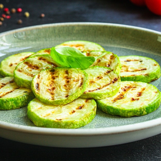 Zucchine fritte su un piatto grigio