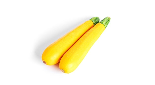 Zucchine gialle isolate su sfondo bianco