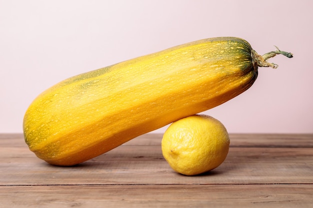 zucchine gialle mature con limone su tavole di legno concetto d'autunno