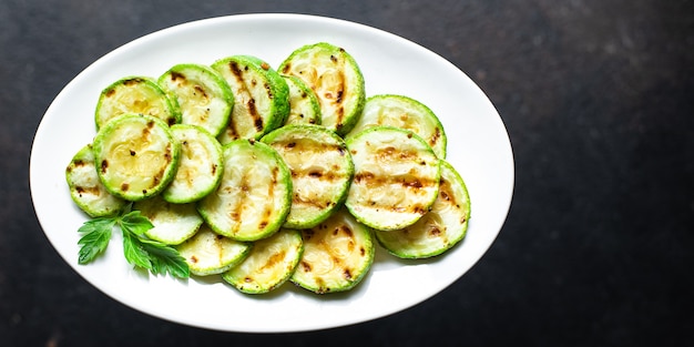 zucchine grigliate antipasto di verdure spuntino in tavola veggie vegano o vegetariano