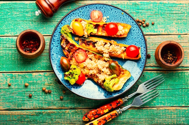 Zucchine grigliate con broccoli e quinoa.