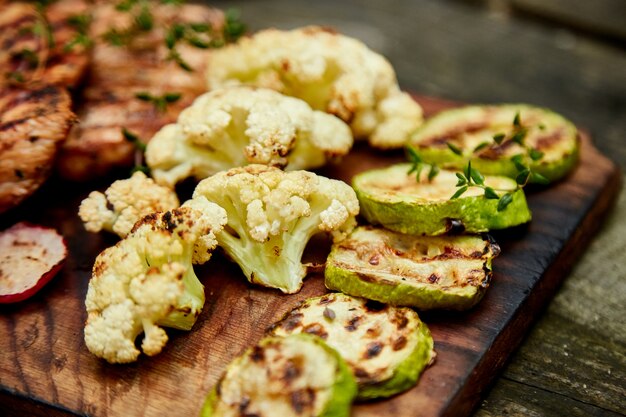 Zucchine grigliate e verdure di cavolfiore