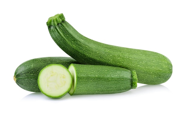 Zucchine isolate su sfondo bianco