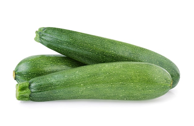 Zucchine isolate su sfondo bianco