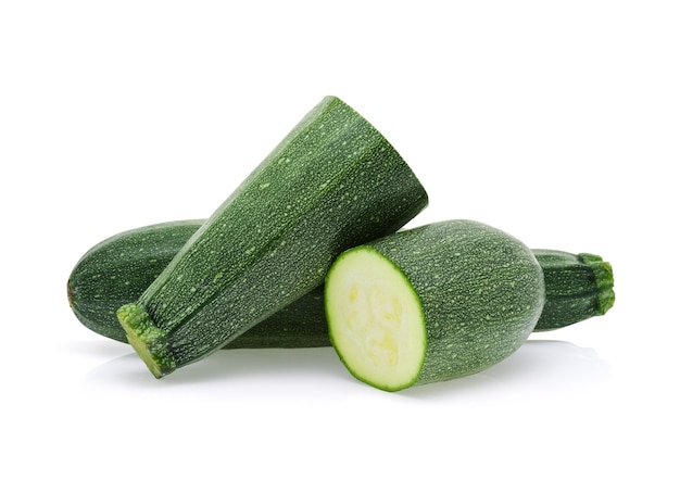 Zucchine isolate su sfondo bianco