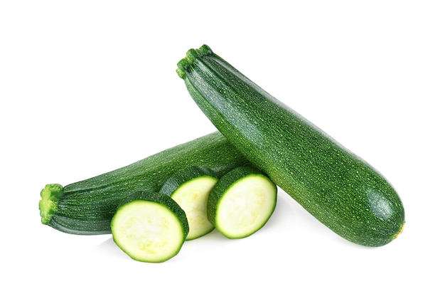 Zucchine isolate su sfondo bianco