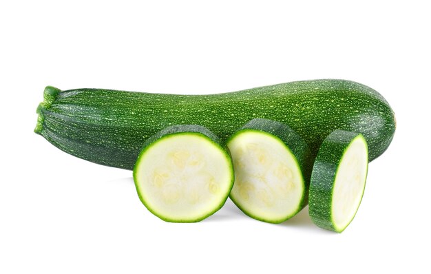 Zucchine isolate su sfondo bianco