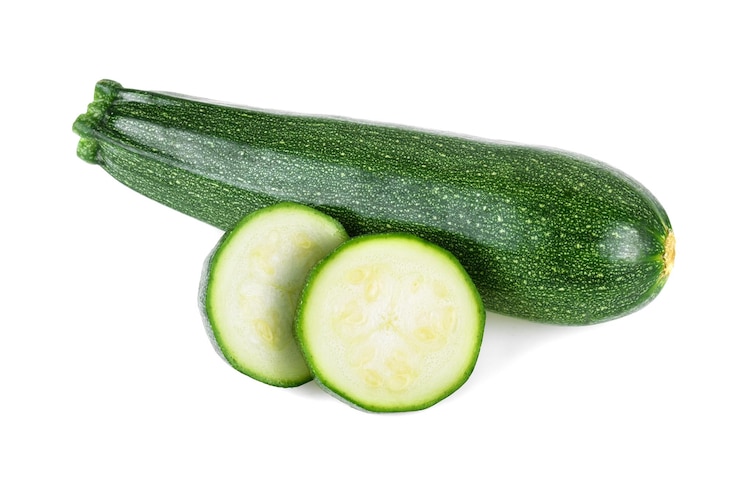 Foto zucchine isolate su sfondo bianco