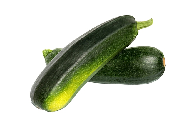 Zucchine isolate. Zucchine o zucchine verdi fresche su superficie bianca.