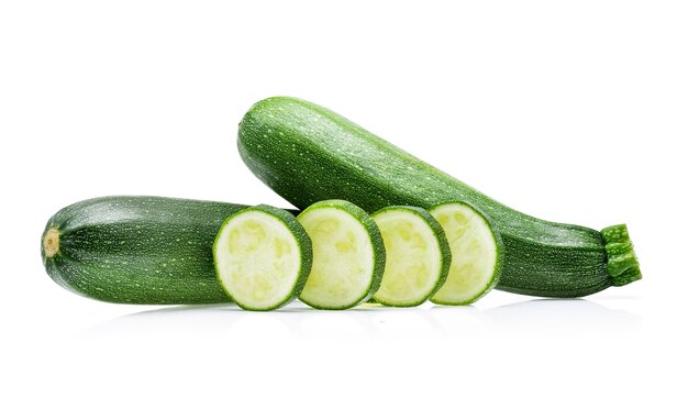 Zucchine isolati su sfondo bianco