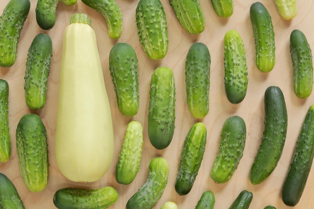 Zucchine mature e cetrioli su un tavolo in legno vista dall'alto Primo piano su sfondo di verdure