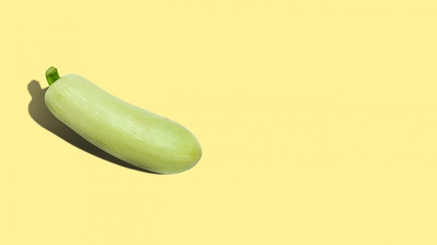 Zucchine mature su giallo