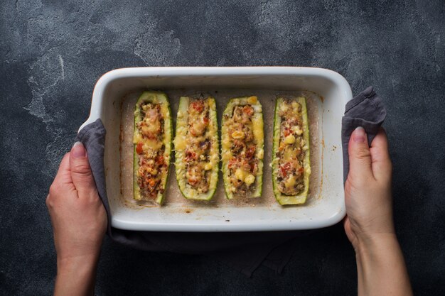 Zucchine ripiene al forno con pollo tritato, funghi e verdure con formaggio