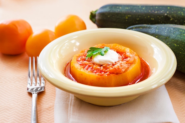 Zucchine ripiene di carne e verdure, stufate in salsa di pomodoro