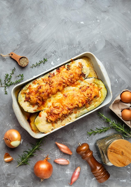 Zucchine ripiene fatte in casa al forno con carne cipolle scalogno aglio uova erbe e formaggio