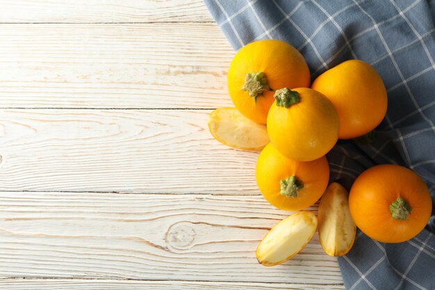 Zucchine rotonde e tovagliolo sulla tavola di legno