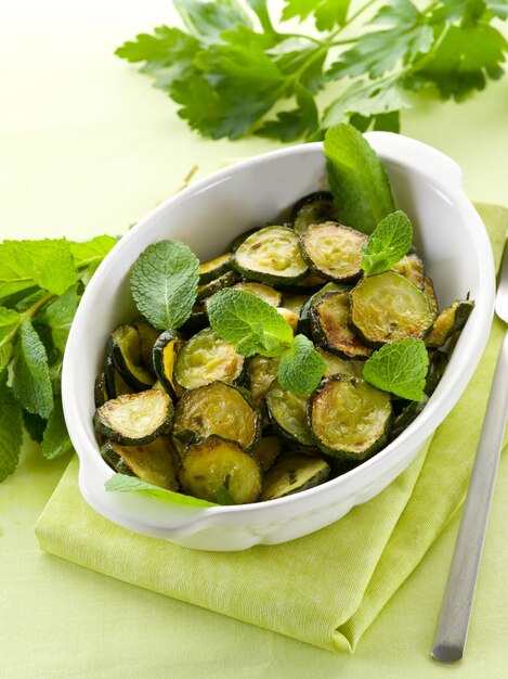 Zucchine saltate con foglia di menta