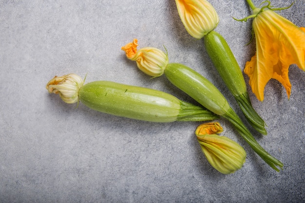 Zucchine su cemento.