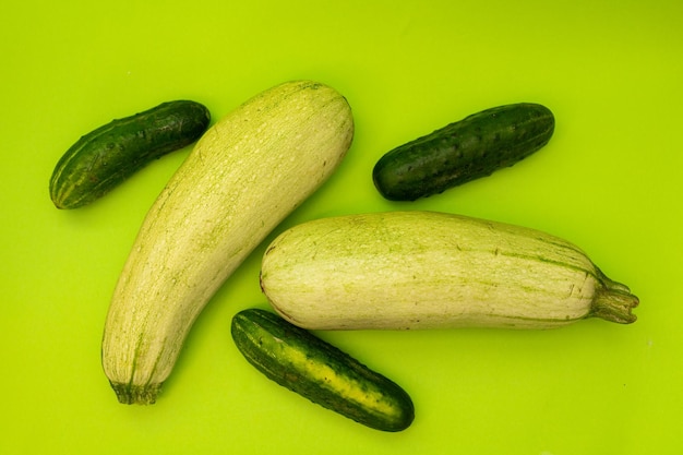 Zucchine su sfondo verde monocromatico