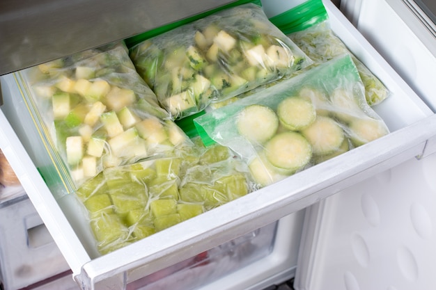 Zucchine surgelate in freezer. Concetto di cibo congelato. Orizzontale