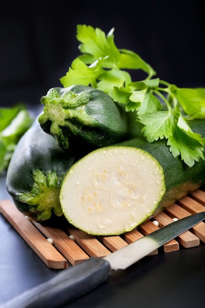 Zucchine verdi e metà con prezzemolo